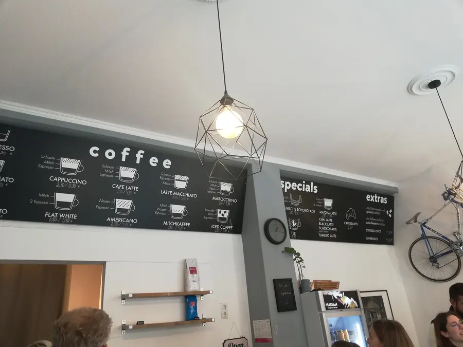 Kreidetafel mit Kaffeekarte und Hängelampe